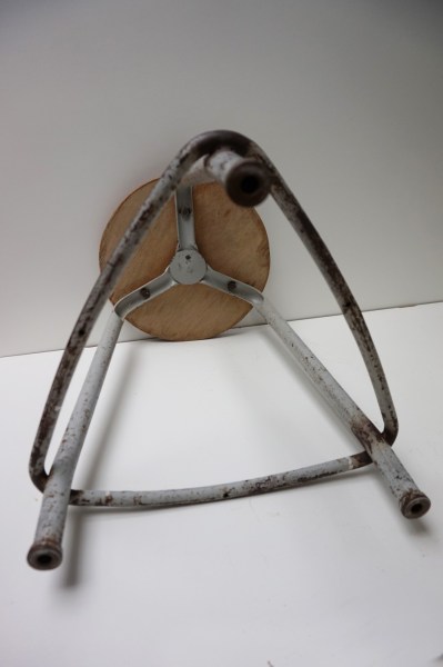 Friso-Kramer-Ahrend-Cirkel-architectenkruk-tekenkruk-werkkruk-atelier-kruk-stool-vintage-weathered