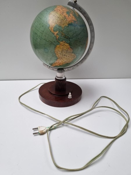 Glazen-globe-wereldbol-oude-vintage-SVH-staatkundige-tafel-model-verlichting-lamp-Nederlandse-glass-globe-world-Dutch
