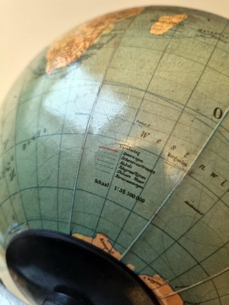 Glazen-globe-wereldbol-oude-vintage-SVH-staatkundige-tafel-model-verlichting-lamp-Nederlandse-glass-globe-world-Dutch