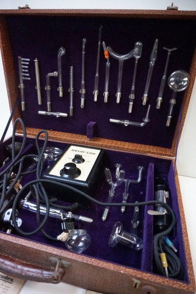 Helio-lux-elektrotherapie-apparaat-ultraviolet-hoogfrequentie-geneeskundig-kabinet-medisch-toestel-vintage-instrument-