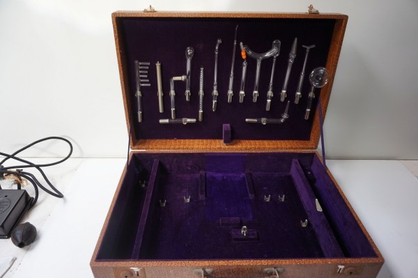 Helio-lux-elektrotherapie-apparaat-ultraviolet-hoogfrequentie-geneeskundig-kabinet-medisch-toestel-vintage-instrument-