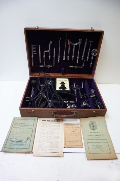 Helio-lux-elektrotherapie-apparaat-ultraviolet-hoogfrequentie-geneeskundig-kabinet-medisch-toestel-vintage-instrument-