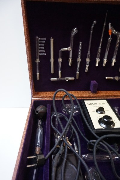 Helio-lux-elektrotherapie-apparaat-ultraviolet-hoogfrequentie-geneeskundig-kabinet-medisch-toestel-vintage-instrument-