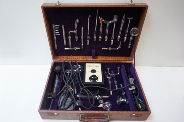 Helio-lux-elektrotherapie-apparaat-ultraviolet-hoogfrequentie-geneeskundig-kabinet-medisch-toestel-vintage-instrument-