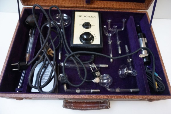 Helio-lux-elektrotherapie-apparaat-ultraviolet-hoogfrequentie-geneeskundig-kabinet-medisch-toestel-vintage-instrument-