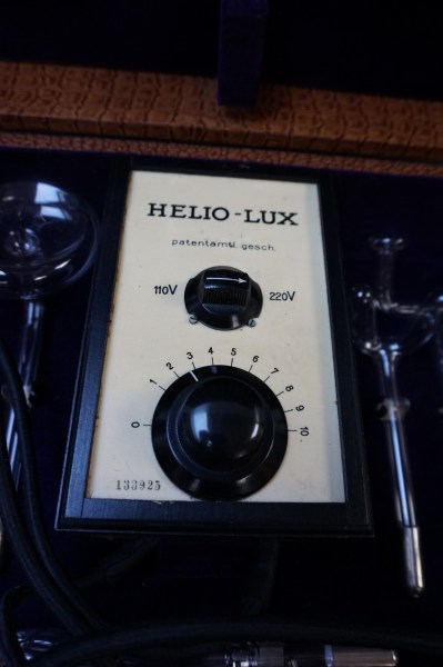 Helio-lux-elektrotherapie-apparaat-ultraviolet-hoogfrequentie-geneeskundig-kabinet-medisch-toestel-vintage-instrument-