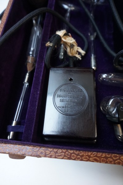 Helio-lux-elektrotherapie-apparaat-ultraviolet-hoogfrequentie-geneeskundig-kabinet-medisch-toestel-vintage-instrument-