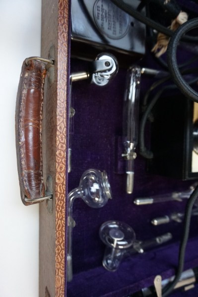 Helio-lux-elektrotherapie-apparaat-ultraviolet-hoogfrequentie-geneeskundig-kabinet-medisch-toestel-vintage-instrument-