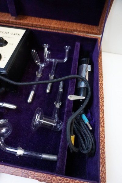 Helio-lux-elektrotherapie-apparaat-ultraviolet-hoogfrequentie-geneeskundig-kabinet-medisch-toestel-vintage-instrument-