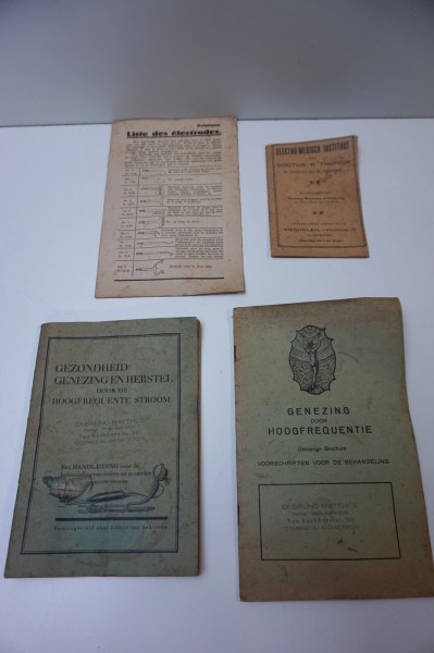 Helio-lux-elektrotherapie-apparaat-ultraviolet-hoogfrequentie-geneeskundig-kabinet-medisch-toestel-vintage-instrument-
