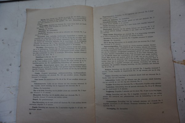 Helio-lux-elektrotherapie-apparaat-ultraviolet-hoogfrequentie-geneeskundig-kabinet-medisch-toestel-vintage-instrument-