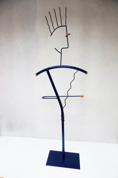 Memphis-Style-Postmodern-design-dressboy-kledingstandaard-Valet-Stand-vintage-1980-gentlemen-servant-Henrike-Naumann