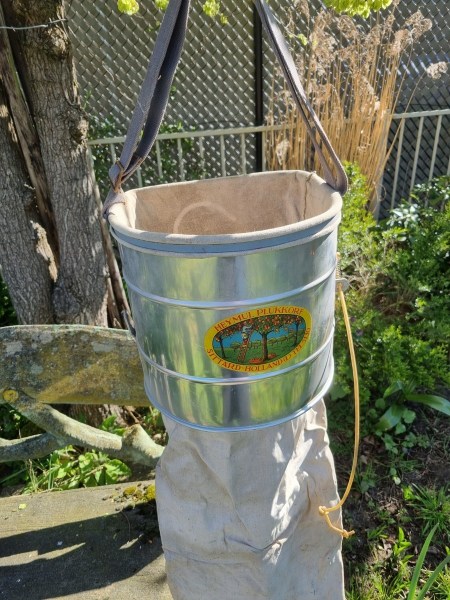 Heymul-appel-plukemmer-plukkorf-fruitplukemmer-plukmand-appelplukemmer-vintage-apple-pickers-bucket-basket-fruitkraam-00004