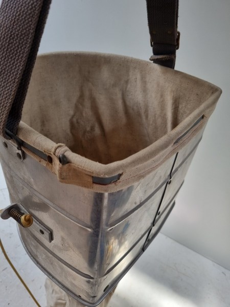 Heymul-appel-plukemmer-plukkorf-fruitplukemmer-plukmand-appelplukemmer-vintage-apple-pickers-bucket-basket-fruitkraam-00008