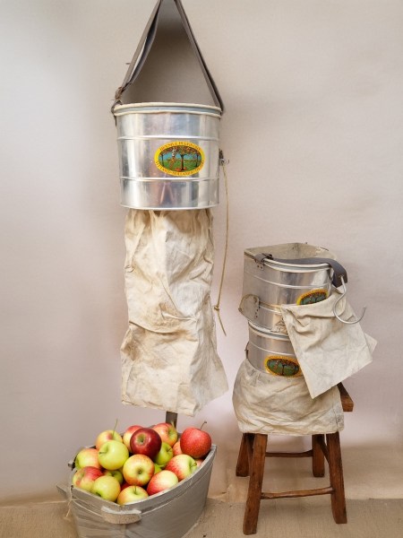 Heymul-appel-plukemmer-plukkorf-fruitplukemmer-plukmand-appelplukemmer-vintage-apple-pickers-bucket-basket-fruitkraam-00012