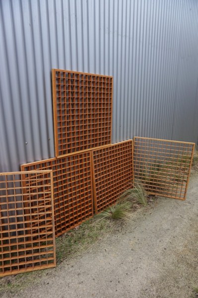 Scandinavische-jaren-70-traliewerk-plafondplaten-houten-raster-plafond-platen--afscheidingsscherm-panelen-roomdivider-retro-vintage-systeemplafond-trellis-traliepanelen