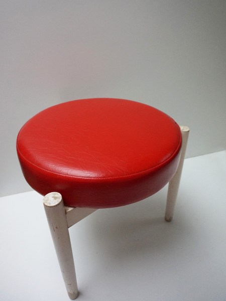 Hugo-Frandsen-stijl-kruk-rood-wit-vintage-Spottrup-1960-Scandinavisch-design-ottoman-stoel-00008