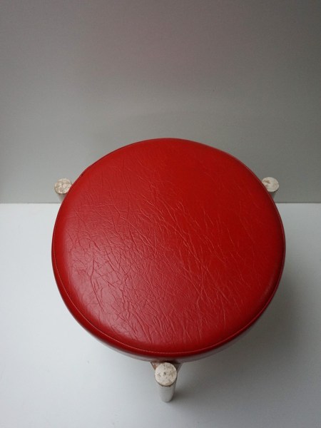 Hugo-Frandsen-stijl-kruk-rood-wit-vintage-Spottrup-1960-Scandinavisch-design-ottoman-stoel-00012