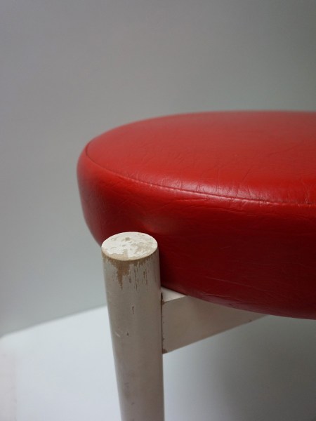 Hugo-Frandsen-stijl-kruk-rood-wit-vintage-Spottrup-1960-Scandinavisch-design-ottoman-stool-00003