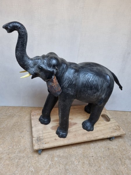 Large-Leather-elephant-sculpture-antieke-grote-leren-olifant-vintage-antique-glass-eyes-liberty-omersa-00002