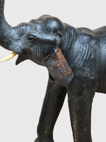 Large-Leather-elephant-sculpture-antieke-grote-leren-olifant-vintage-antique-glass-eyes-liberty-omersa-00003
