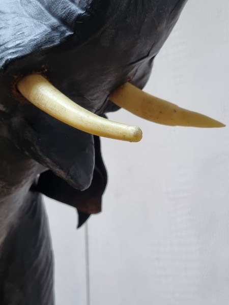 Large-Leather-elephant-sculpture-antieke-grote-leren-olifant-vintage-antique-glass-eyes-liberty-omersa-00006