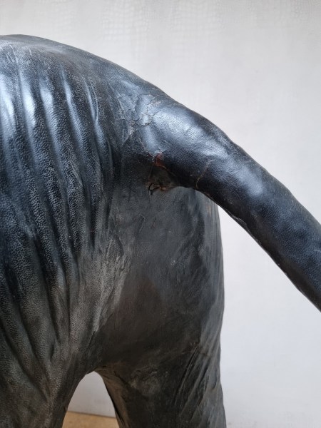 Large-Leather-elephant-sculpture-antieke-grote-leren-olifant-vintage-antique-glass-eyes-liberty-omersa-00007
