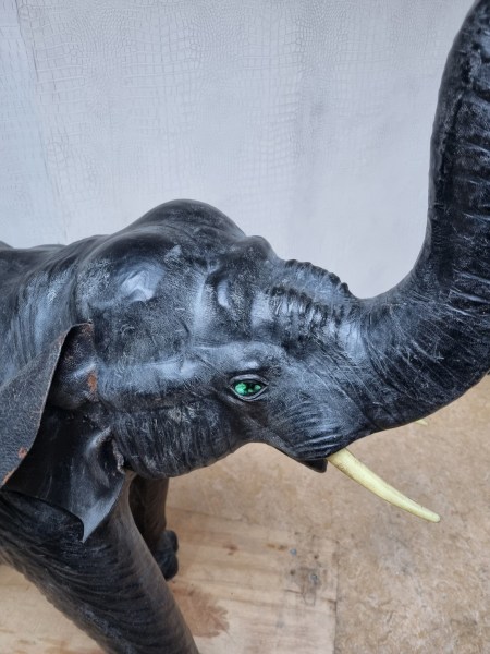 Large-Leather-elephant-sculpture-antieke-grote-leren-olifant-vintage-antique-glass-eyes-liberty-omersa-00009