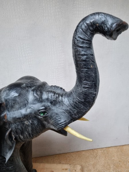 Large-Leather-elephant-sculpture-antieke-grote-leren-olifant-vintage-antique-glass-eyes-liberty-omersa-00011