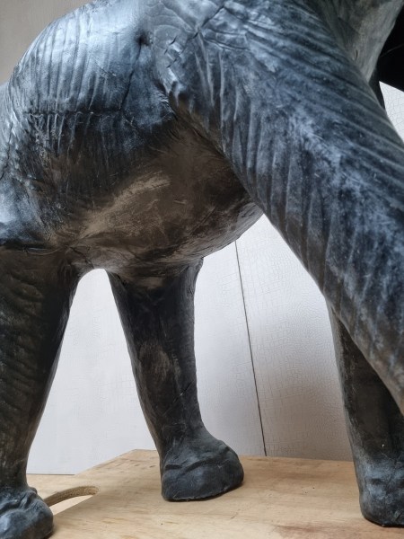 Large-Leather-elephant-sculpture-antieke-grote-leren-olifant-vintage-antique-glass-eyes-liberty-omersa-00014