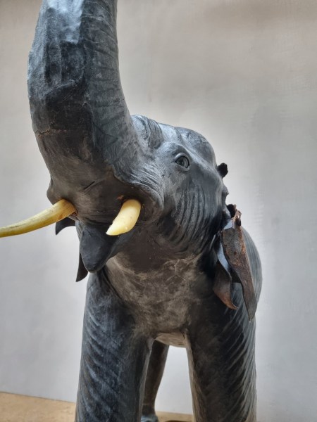 Large-Leather-elephant-sculpture-antieke-grote-leren-olifant-vintage-antique-glass-eyes-liberty-omersa-00016