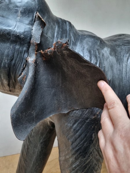 Large-Leather-elephant-sculpture-antieke-grote-leren-olifant-vintage-antique-glass-eyes-liberty-omersa-00017
