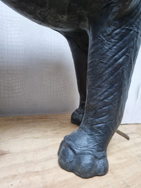 Large-Leather-elephant-sculpture-antieke-grote-leren-olifant-vintage-antique-glass-eyes-liberty-omersa-00019
