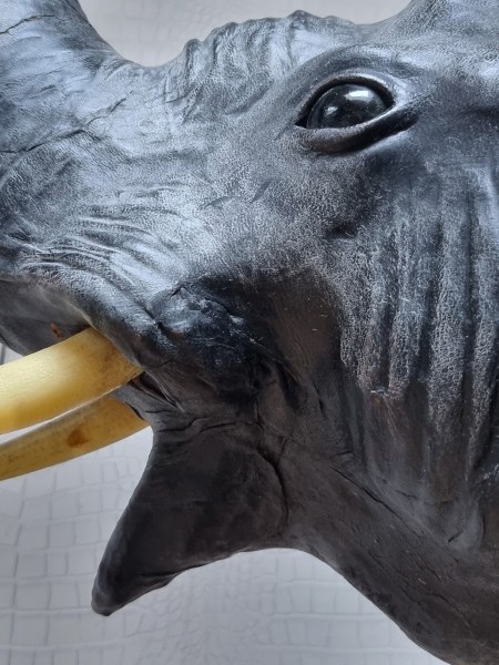 Large-Leather-elephant-sculpture-antieke-grote-leren-olifant-vintage-antique-glass-eyes-liberty-omersa-00022