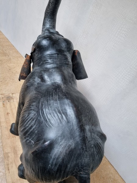 Large-Leather-elephant-sculpture-antieke-grote-leren-olifant-vintage-antique-glass-eyes-liberty-omersa-00023