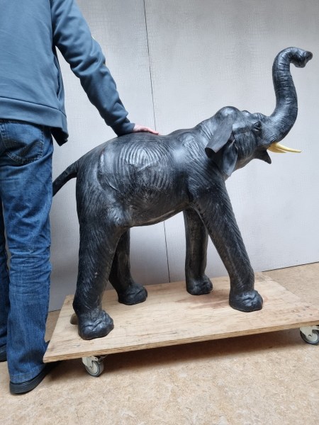 Large-Leather-elephant-sculpture-antieke-grote-leren-olifant-vintage-antique-glass-eyes-liberty-omersa-00024
