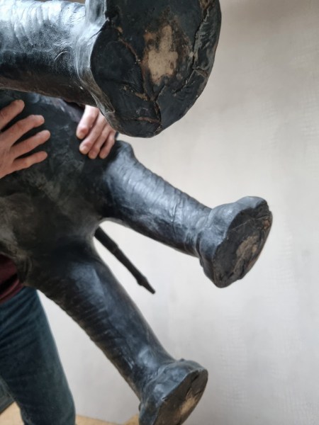 Large-Leather-elephant-sculpture-antieke-grote-leren-olifant-vintage-antique-glass-eyes-liberty-omersa-00026