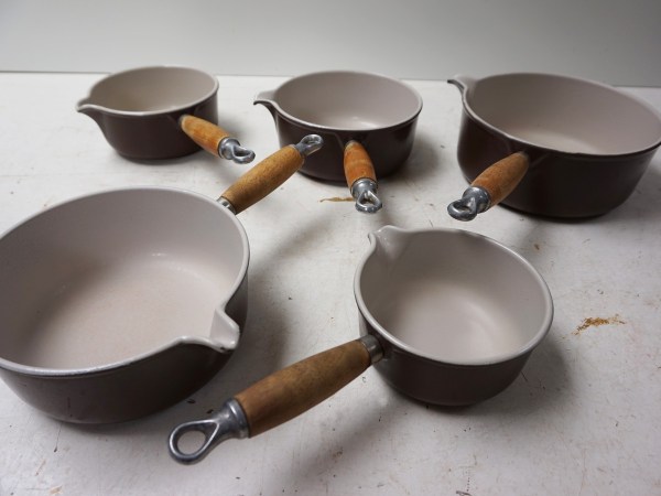 Le-Creuset-5-cast-iron-pots-pans-vintage-gietijzeren-geemailleerd-steelpannen-display-opbergrek