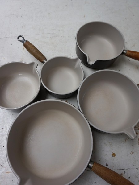 Le-Creuset-5-cast-iron-pots-pans-vintage-gietijzeren-geemailleerd-steelpannen-display-opbergrek