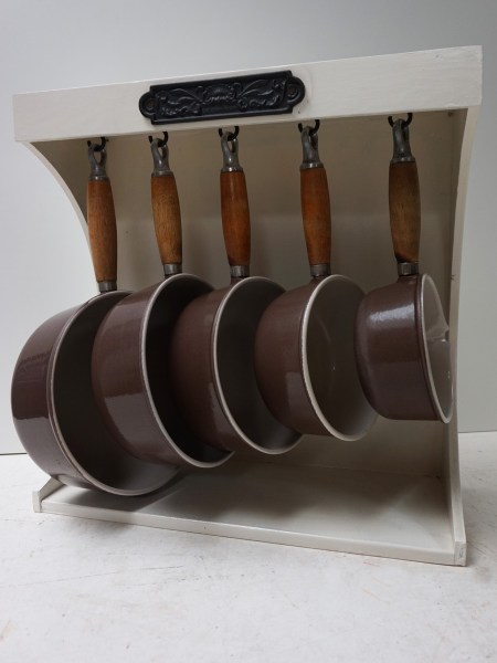 Le-Creuset-5-cast-iron-pots-pans-vintage-gietijzeren-geemailleerd-steelpannen-display-opbergrek