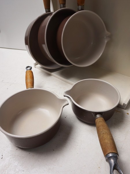 Le-Creuset-5-cast-iron-pots-pans-vintage-gietijzeren-geemailleerd-steelpannen-display-opbergrek