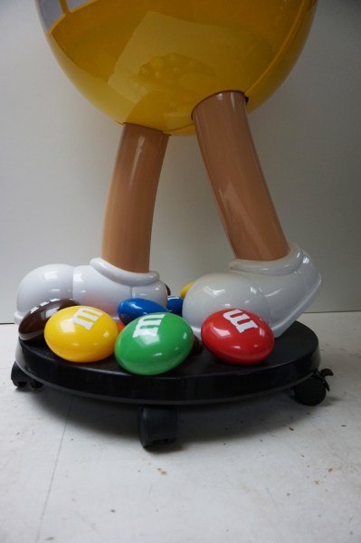 M-en-M-display-vintage-pop-art-statue-mr-peanut-winkel-rolling-store-server-advertising-figure-004