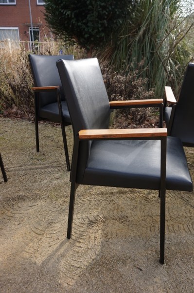 Martin-Visser-Spectrum-Gijs-vanderSluis-Tijsseling-minimalistic-midcentury-eetkamerstoel-vergaderstoelen-armstoelen-04