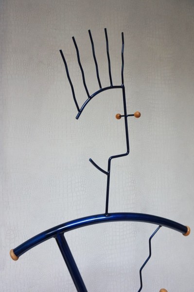 Memphis-Style-Postmodern-design-dressboy-kledingstandaard-Valet-Stand-vintage-1980-gentlemen-servant-Henrike-Naumann