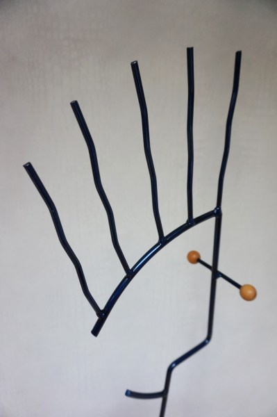 Memphis-Style-Postmodern-design-dressboy-kledingstandaard-Valet-Stand-vintage-1980-gentlemen-servant-Henrike-Naumann