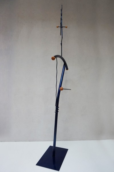 Memphis-Style-Postmodern-design-dressboy-kledingstandaard-Valet-Stand-vintage-1980-gentlemen-servant-Henrike-Naumann