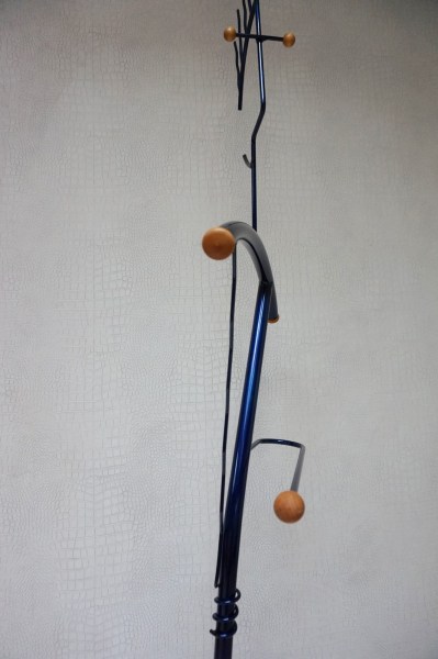 Memphis-Style-Postmodern-design-dressboy-kledingstandaard-Valet-Stand-vintage-1980-gentlemen-servant-Henrike-Naumann