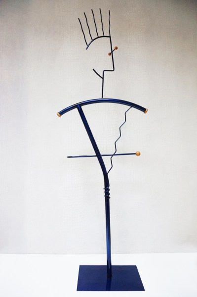 Memphis-Style-Postmodern-design-dressboy-kledingstandaard-Valet-Stand-vintage-1980-gentlemen-servant-Henrike-Naumann