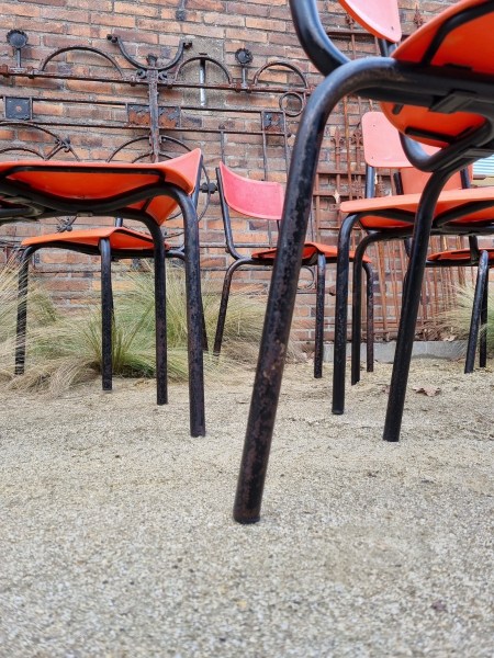 Meurop-Pierre-Pierre-Guarichie-C59-stoelen-chaise-rode-stapelstoelen-red-chairs-horecastoelen-cafestoelen-00008