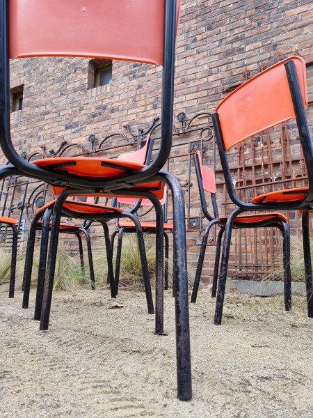 Meurop-Pierre-Pierre-Guarichie-C59-stoelen-chaise-rode-stapelstoelen-red-chairs-horecastoelen-cafestoelen-00009